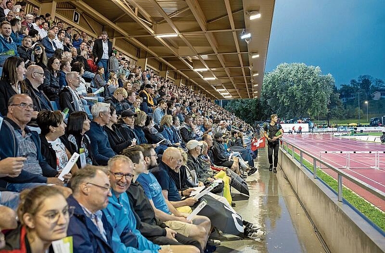 Trotz schlechtem Wetter erschienen 4000 Sportbegeisterte und feuerten die Athlet:innen aus aller Welt an.