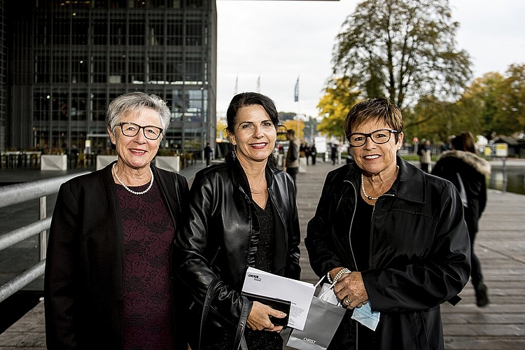 Die drei Schwestern Rosmarie Isaak, Cornelia Zihlmann und Bernadette Flühmann (v. l.) kennen die Solistin Madelaine Wibom.