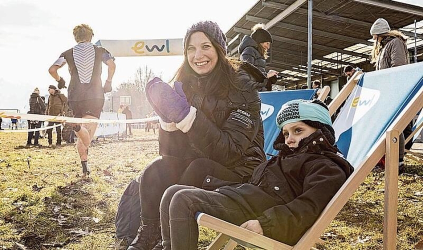 Carmen und Morice Bircher feuerten am Streckenrand den Papi beim Rennen an.