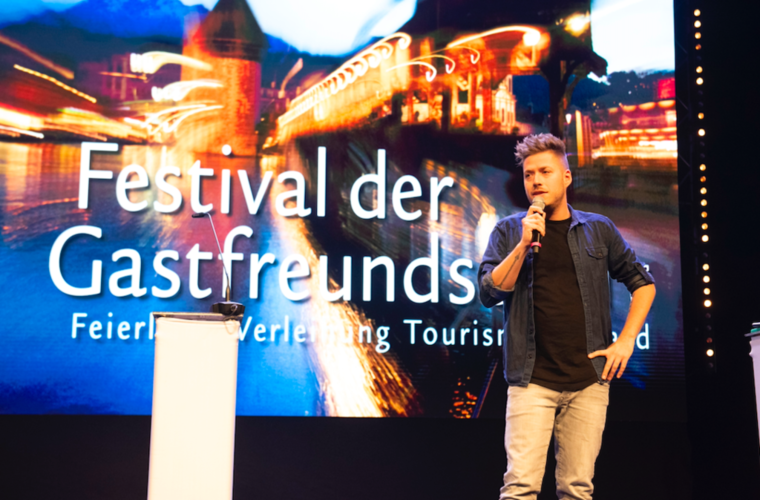 War bei «Rudolfs Weihnacht», übernahm dann spontan den Showblock der krankheitshalber abwesenden Susanne Kunz, erzählte er zumindest: Comedian Joël von Mutzenbecher.