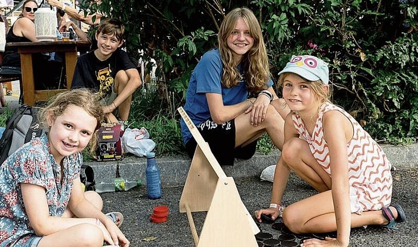 Von links: Nina und Ron Beck, Roniya Meier und Luana Schmid spielten «Vier gewinnt». Luana hatte am meisten gewonnen – mit den Spielregeln, die frei interpretiert wurden. Von links: Nina und Ron Beck, Roniya Meier und Luana Schmid spielten «Vier gewinnt». Luana hatte am meisten gewonnen – mit den Spielregeln, die frei interpretiert wurden.