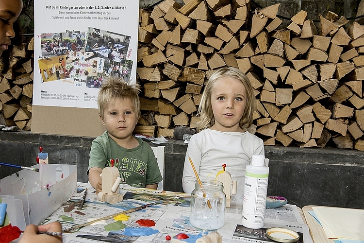 Ilian (links) und Sara Jordi hatten am Nachmittag einige Holzroboter angemalt.