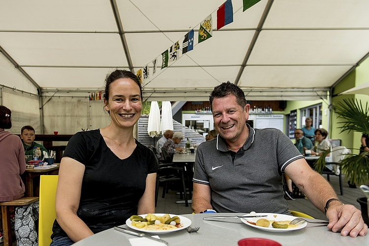 Roger Albani freute sich, dass Susanne Müller mit ihm den 1. August vorfeierte und ihm den Rotsee zeigte.