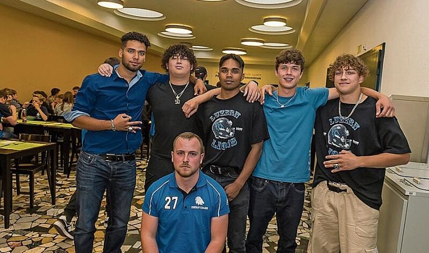 Die Mitglieder des American Football Club Luzern Lions haben 1300 Franken erhalten (v.l.): Randy Santana Castillo, Yangshou Szypura, Poobalasingam Shaiesan, Alessio Piccianc, Louis Helfenstein und Michael Schürmann (vorne).