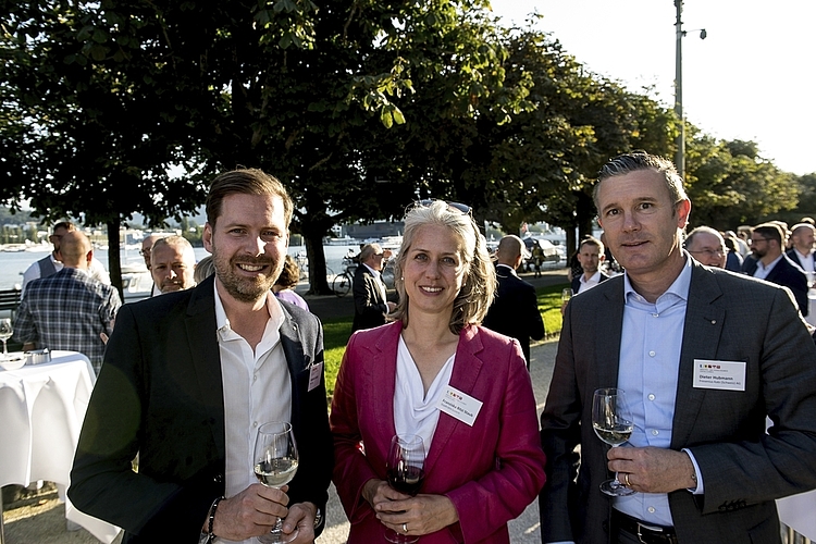 Von links: Valentin Studer, PwC, Stadträtin Franziska Bitzi Staub und Dieter Hubmann, Fresenius Kabi (Schweiz) AG.