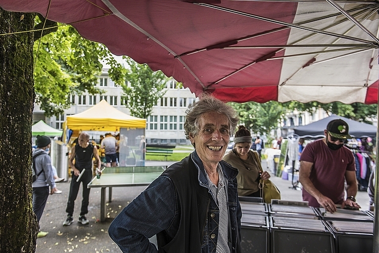 «Der neue Standort muss noch bekannter werden», meinte Jürg Sidler. Seit dem ersten Flohmarkt 1978 ist er mit Vinyl-Schallplatten und Vasen am Markt anzutreffen.