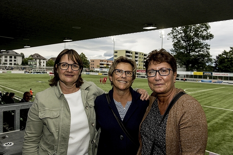 Daniela Vogel, Irmgard Bärtschi und Beatrice Egger (v. l.): Seit 30 Jahren schauen sie sich gemeinsam die Spiele des SC Kriens an.