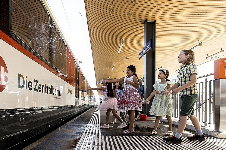 Kinder aus dem Quartier tauften mit Wasser die dreiteilige Fink-Komposition der Zentralbahn, die mit dem Namen «Stadt Kriens» auf dem Schmalspurstreckennetz unterwegs ist.