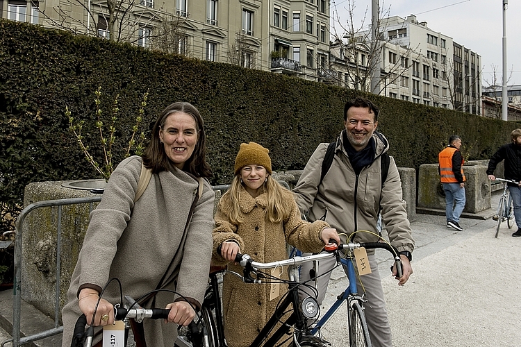 Von links: Damaris Germann Sciulli, Amira und Antonio Sciulli wollten mit mindestens zwei Velos nach Hause fahren.