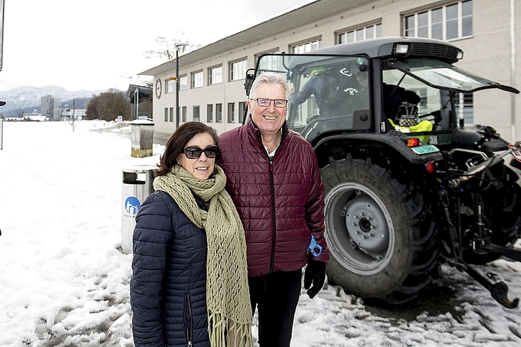 Hans und Trudy Meyer erzählten es ihrer Enkelin Noëmi, dass auf der Allmend eine Langlaufloipe angelegt wurde.