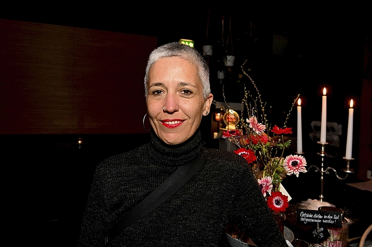 Power-Paola aka Paola Gaviria ist Comiczeichnerin aus Kolumbien und ist jeden Tag mit einer Live-Performance im Hotel Schweizerhof am Festival anzutreffen.