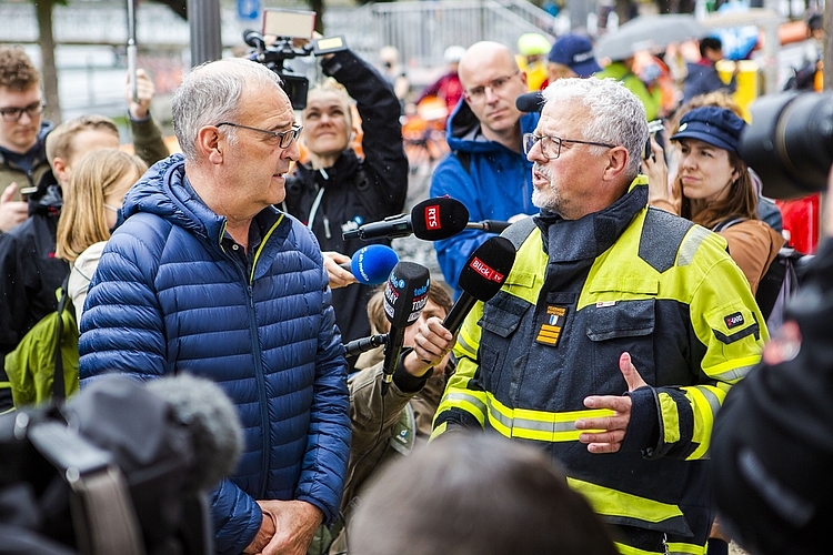 Bundespräsident Guy Parmelin (l.) liess sich vor Ort vom Luzerner Feuerwehrinspektor Vinzenz Graf über die Sachlage und getroffenen Massnahmen im Kanton aufklären.