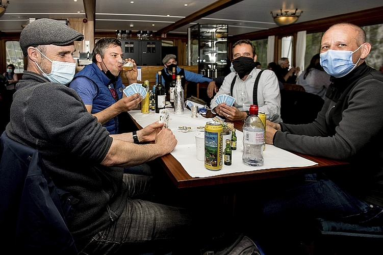 Die Männerklub-Reise ins Tessin führte Tobias Giger (l.), Johannes Hirschi (2. v. l.), Benjamin Ruh und Thomas Allram (r.) per Zufall auf das Schiff.