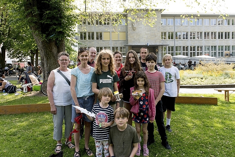 Drei Generationen: Die Familie Zeier aus Luzern ist seit sechs Austragungen der Papierflugi-Meisterschaft immer dabei. Dieses Jahr gewann sie den ersten Preis in der Kategorie Design.