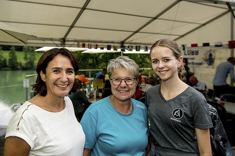 Für das Wohl der Gäste waren (von links) Sandra und Carla Studer sowie Marta Weibel zuständig. Der Weisswein sei ein Trumpf gewesen.