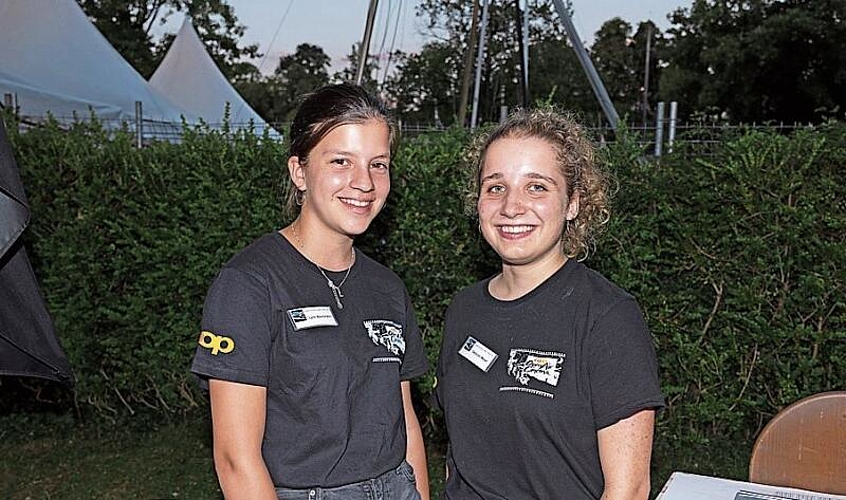Die Tochter von Organisator Franz Bachmann, Lynn Bachmann (links), hilft natürlich mit, zusammen mit Kanti-Kollegin Deborah Meier.