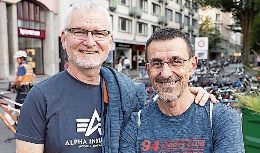 Wer Werbung auf Radio Pilatus und Tele 1 hört, kennt seine Stimme: Beni Loretz (rechts) zusammen mit seinem Mann Herbert Gerber.