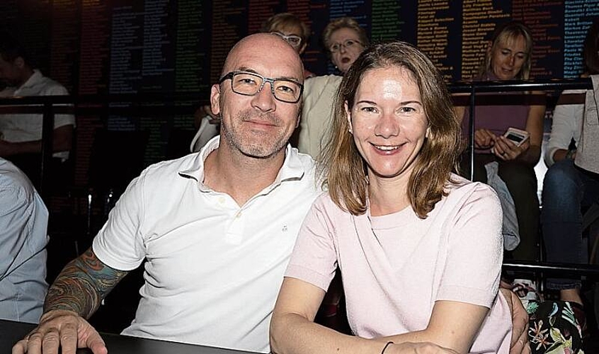 Wenige Sekunden bevor es losgeht im ausverkauften Kleintheater-Theatersaal: Roger Eiholzer und Monika Kunz freuen sich auf den pointenreichen Abend.
