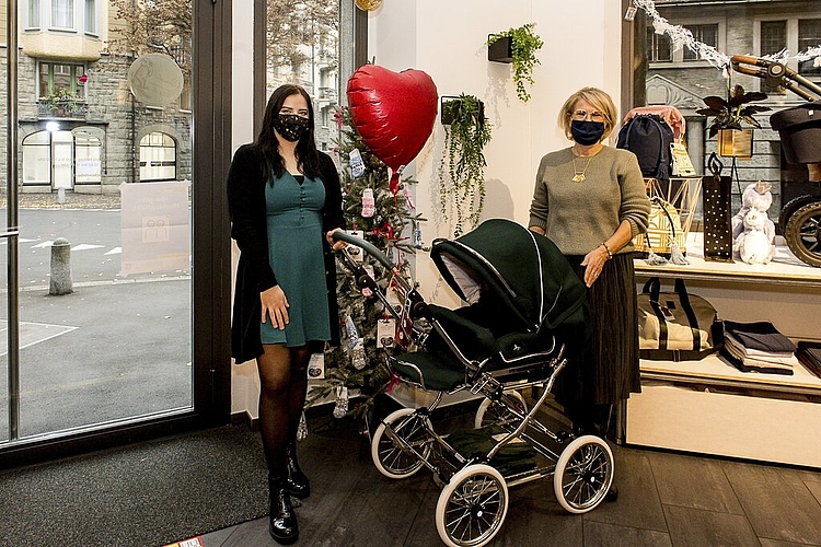 Der Retro-Kinderwagen ist voll im Trend, erzählen Edona Gagica (links) und Silvia Gander vom Ladengeschäft Storchenstube.