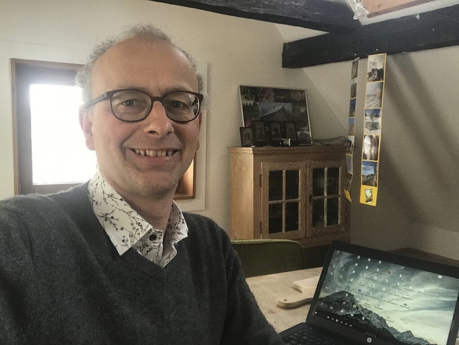 «Als Nationalrat habe ich schon vor der Pandemie viel zu Hause gearbeitet. Nun kommen noch viele virtuelle Sitzungen dazu, für die ich zuvor oft lange unterwegs war», meint Michael Töngi.