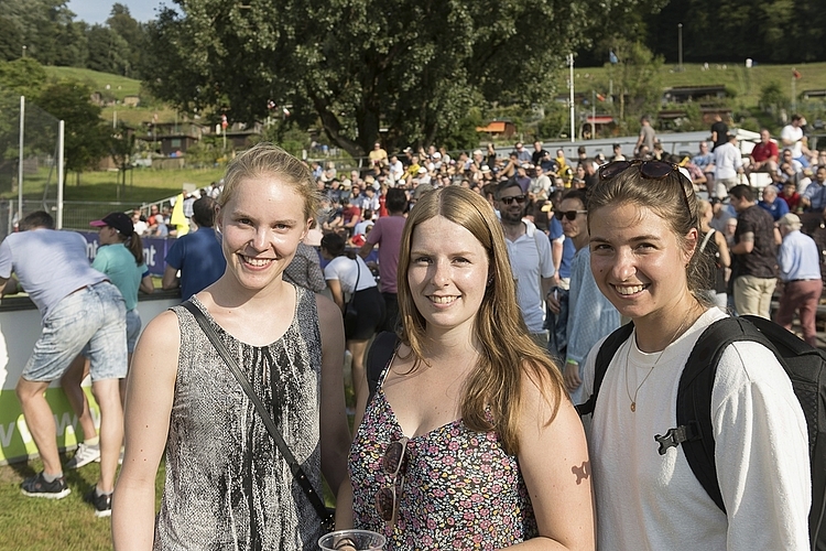 Fussballer-Damen: Die Söhne von Gabi Britschgi Wyss (l.) spielten am Samstag. Der Sohn von Lily Wyss-Manetsch, Thomas Wyss, spielte beim FCL. Mit dabei war auch Chregu Wyss (r).