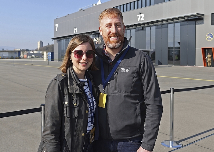 Zachary George aus den USA kam vor zwei Jahren wegen der Liebe zu Carla in die Schweiz. Viel Zuneigung geniessen bei ihm auch Flugzeuge.