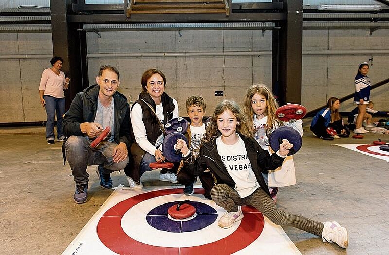Andrea und Sonia Bartucca mit den Kindern Moreno, Sophia und Valentina (rechts). Morena und Sophia könnten sich vorstellen, Curling zu spielen.