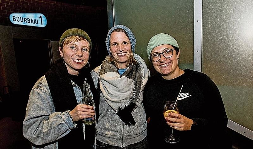 Von links: Laura Imhof, Carmen Reding und Isabelle Köhle fanden es schön, dass das Festival so gross und queer in Luzern stattfinden konnte.
