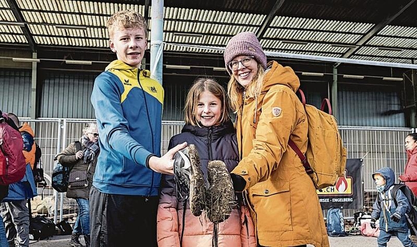 Andrin und Noelia Iseli nehmen an vielen Läufen teil. Mama Karin hat sich daher an die dreckigen Schuhe längst gewöhnt.