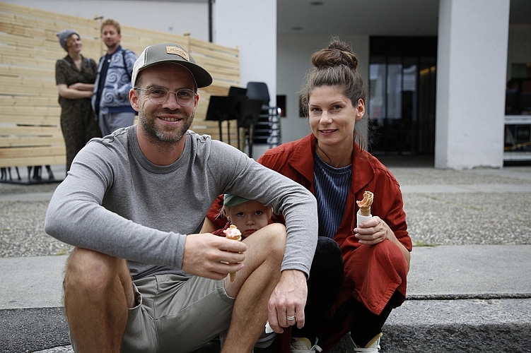 Die Volleyball-Trainings sind jeweils bunt durchmischt mit allen Altersgruppen. (Bild: ZVG) Zusammen ein Eis und die Theatershow geniessen. Pascal Goffin und Vera Bommer mit ihrem Sohn.