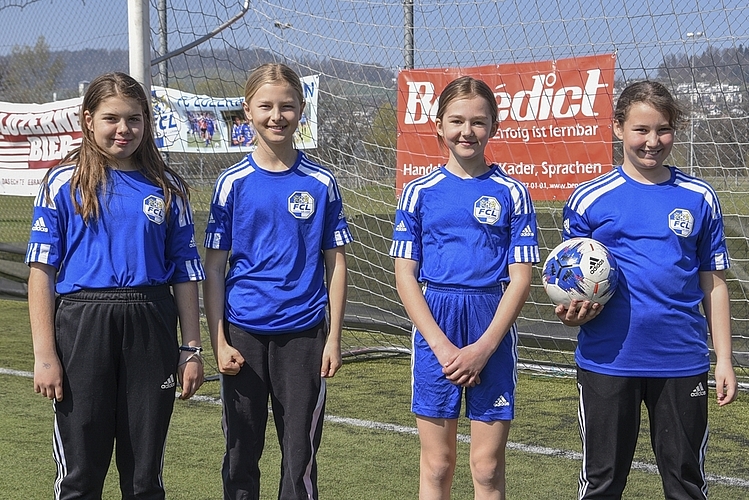 Von links: Enit Glanzmann, Laura Dorfmüller, Mena Rothenfluh und Noura Ferjani spielen in der U12. Letzten Sonntag hatten sie drei von vier Spielen gewonnen und waren sehr stolz auf sich.