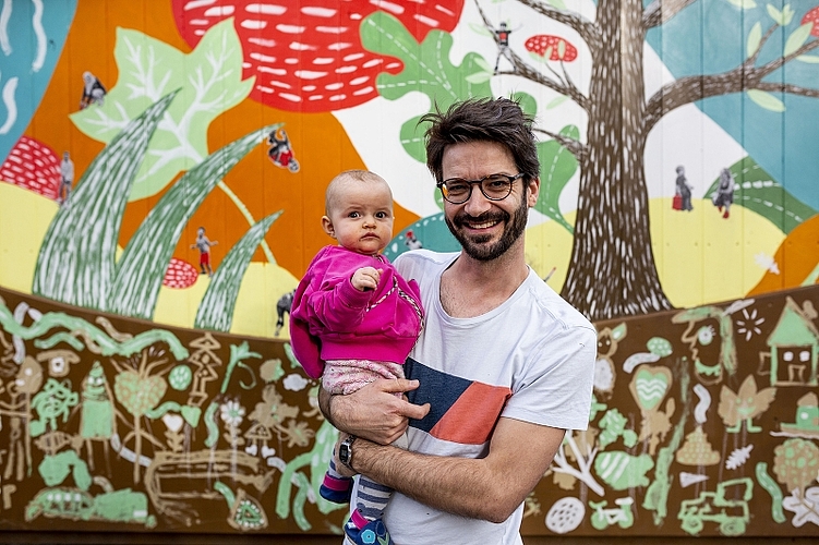 Durch kleine Projekte, beispielsweise auf den Spielplätzen, schafft Matthias Leutwyler – und irgendwann vielleicht auch Töchterchen Eva – Plattformen für den Austausch.