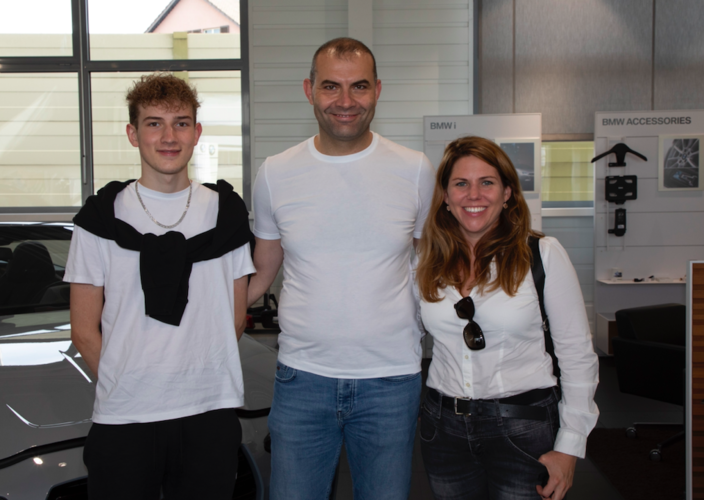 Herbert Wicki (links) ist Opel-Fahrer, Rita und Hans Bucher sind mit Dacia glücklich, dessen neustes Modell in der Garage Galliker AG es ihnen angetan hat.