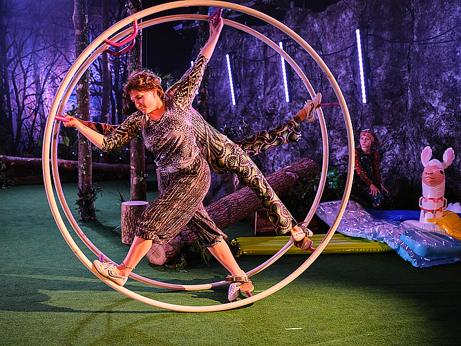 Im eigens erschaffenen Wald in einer Fabrikhalle führt der ZIrkus Tortellini derzeit sein aktuelles Programm vor. Bilder: PD/Wolf Neidhart