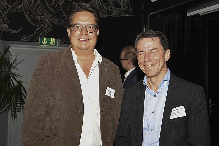 Genossen das Zusammenkommen und den Apéro: Walter Baumann (rechts) von der Genossenschaft Migros und Simon Baumgartner von der Luzerner Kantonalbank.