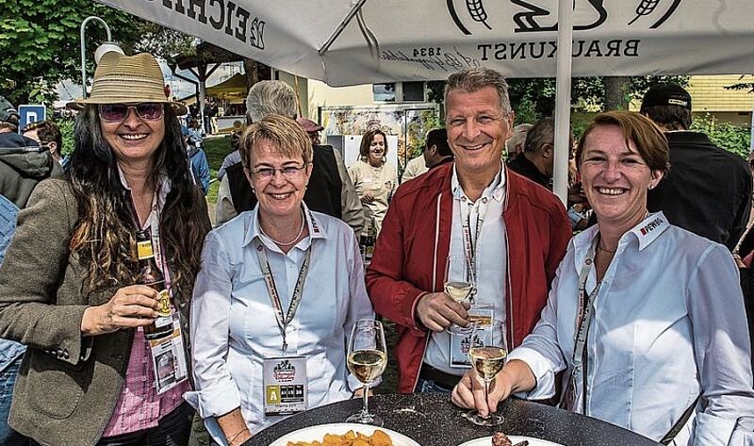 Von links: Nationalrätin Yvette Estermann, Yvonne Bind und Gisela Schacher, beide Pewag Handels AG, und Kantonsratspräsident Rolf Bossart.