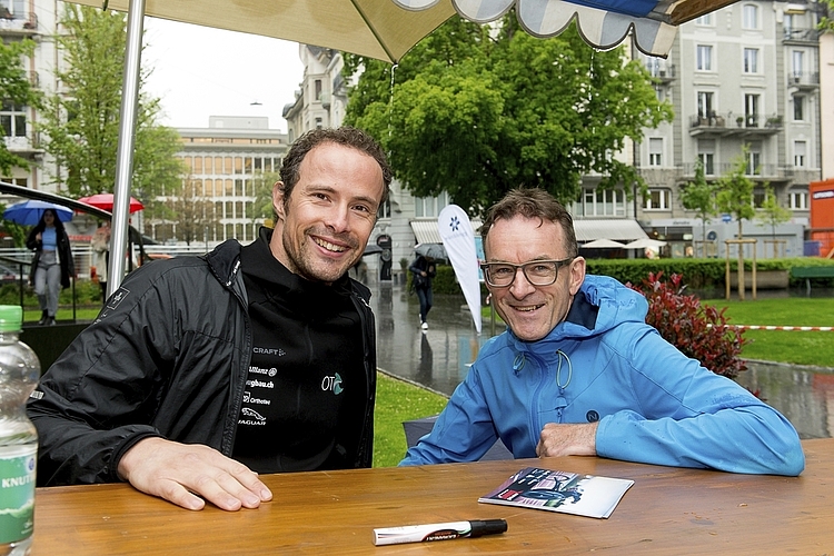 Christoph Hahn (links) und Danilo Schuler hatten Freude an den Autogrammkarten – trotz Regenwetter.
