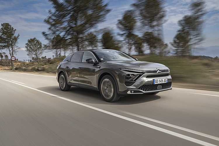 Den C5X gibt es mit 8-Gang-Automatik und mit 130 oder 180 PS sowie als Plug-in-Hybrid mit 225 PS. Bilder: PD

