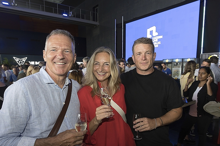 Von links: Urs und Andrea Lischer, Michael Zaugg. Urs hat das Fe Von links: Urs und Andrea Lischer, Michael Zaugg. Urs hat das Festival-OK in rechtlichen und strukturellen Fragen beraten und Michael mit digitalen Ratschlägen unterstützt.