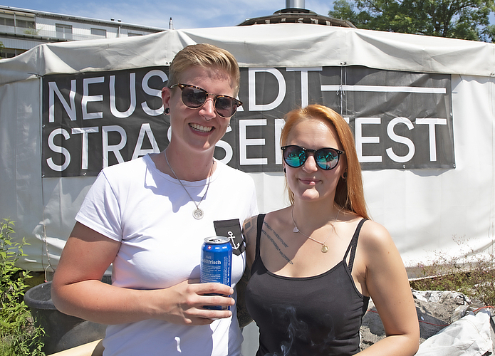 Sina Bernet (l.) traf auf dem Eisenplatz auf Melissa Marfurt. Letztere arbeitet für eine Krankenkasse. «Wir haben mächtig Arbeit in diesen Pandemiezeiten.»