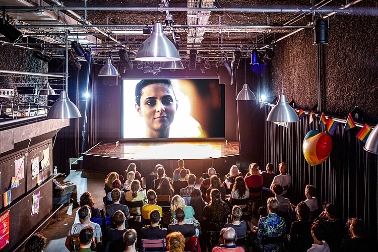 Der Konzertsaal im Jugendkulturhaus wurde vorübergehend zum Kinosaal umfunktioniert. Eine Vielzahl an Filmperlen wurde den zahlreichen Neugierigen dargeboten.