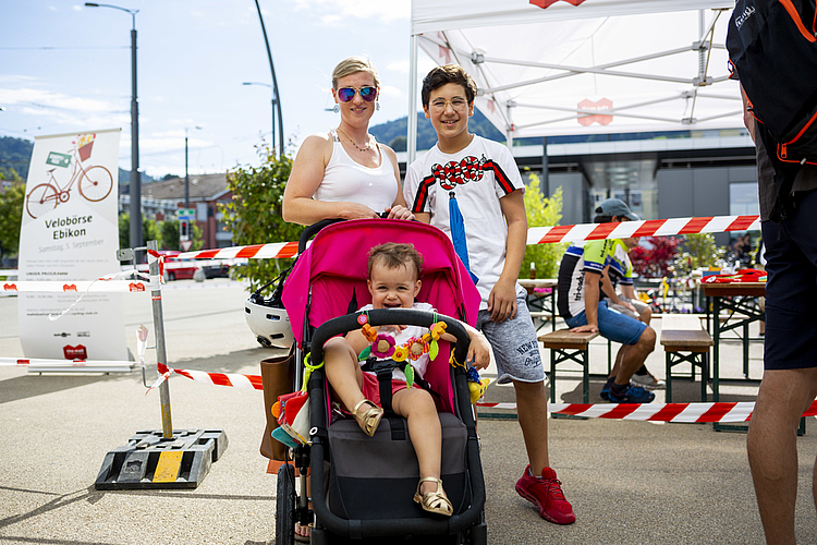 Jasmin Oussaid ging mit Nachwuchs Amira und Malik spontan bei der altbewährten Velobörse in Ebikon vorbeischauen.