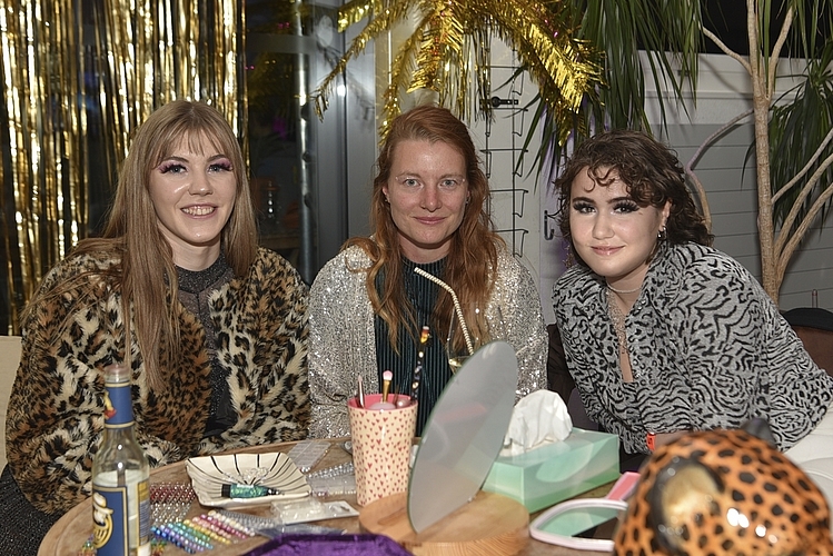 Was wohl der Abend noch bringen würde? Aleksandra Mladenovic (links) und Ramona Geiger schauten spontan vorbei und freuten sich auf einen super Abend.