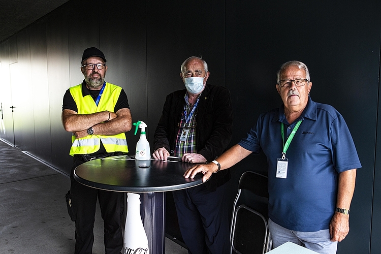 Versorgten die Gäste im Sektor A mit Eintrittsbändeli und Desinfektionsmittel: Guido Murer, Werner Häfliger und Josef Egli (von links).