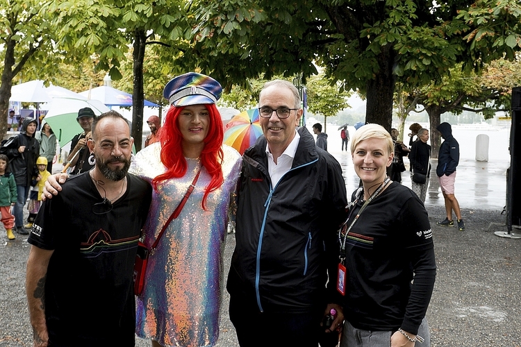 Von links: Nico Gasparini, Verein Pride Zentralschweiz, Dragquee Franziska Simon und Katharina Steiner, Zuckerbäckerin, meinten lachend, die Farben der Süssgebäcke überzeugten die Käufer:innen.