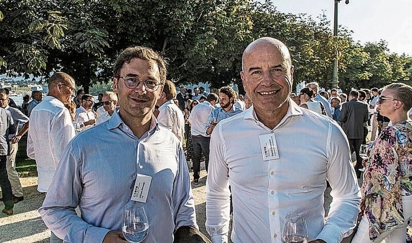 Von links: Adrian Derungs, Direktor IHZ, und Daniel Salzmann, CEO Luzerner Kantonalbank.