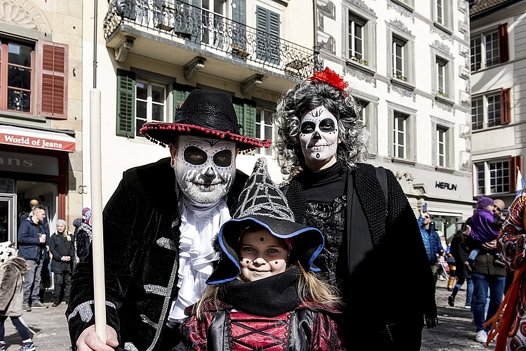 Dani und Deborah von Wyl mit Malin (vorne). Sie hat sich auf die Fasnacht gefreut und ist als Kleine Hexe unterwegs.