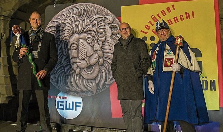 Von links: LFK-Präsident 2024, Stephan Bucher, Plakettenkünstler Silvan Kaeser und Weibel Urs Lenherr. Die verschiedenen Löwen an Gebäuden in der Stadt Luzern haben Silvan inspiriert, die Plakette mit dem Leu zu kreieren.