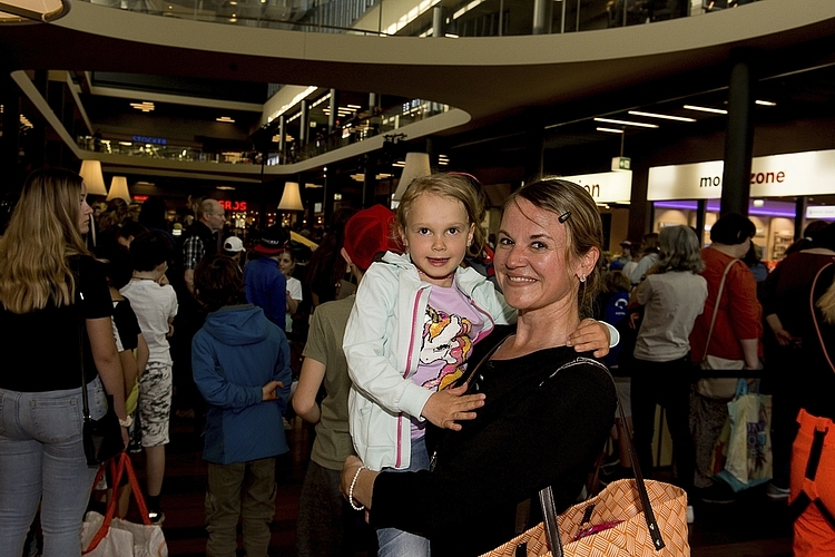 Fast am Ende der Autogrammstunde stand Beatrice Ludin mit Amelia an. Amelia wollte unbedingt noch ein Autogramm ergattern.