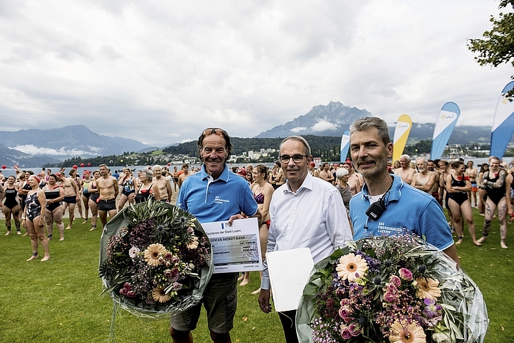 Übergabe des Sportpreises 2021 der Stadt Luzern. Hans Peter Lüthi, OK-Präsident bis 2020 (l.), Beat Züsli, Stadtpräsident Luzern, und Marc Audeoud (r.), OK-Präsident 2021 der Seeüberquerung.